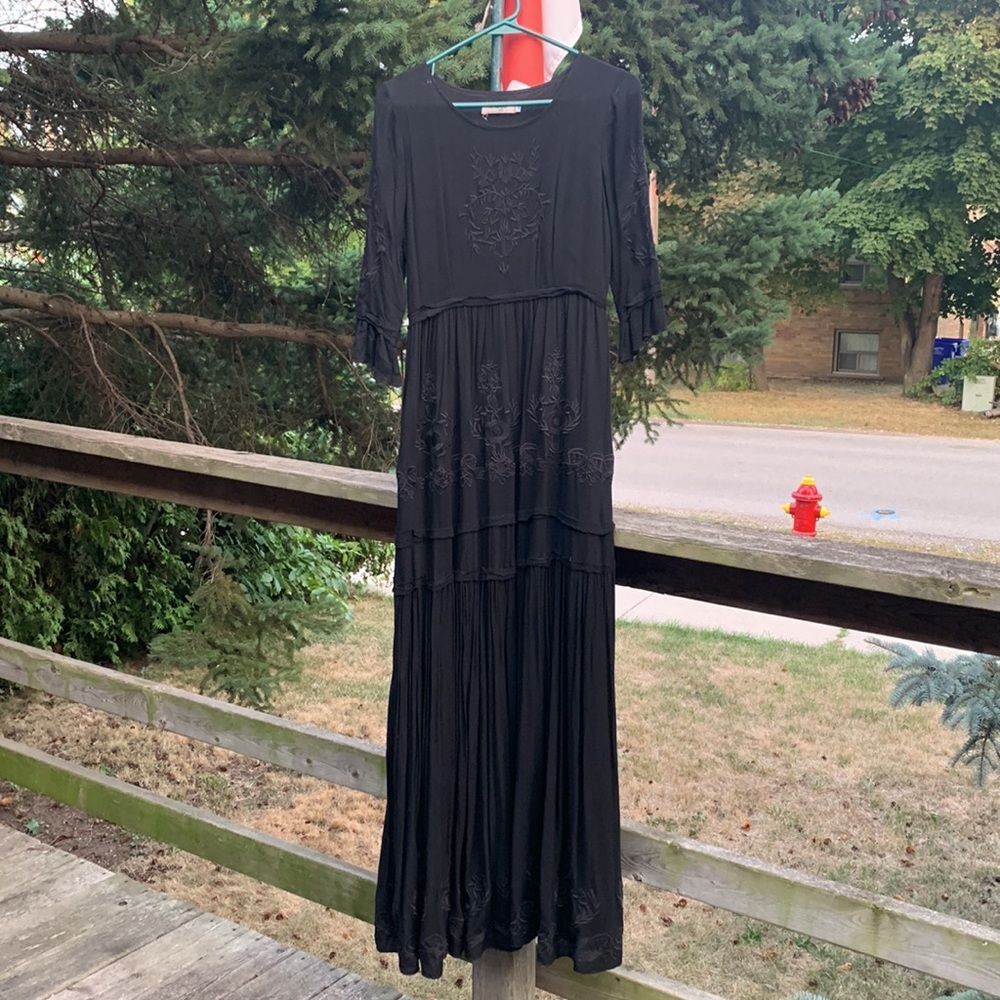Mo Huan Yi Chu black embroidered dress